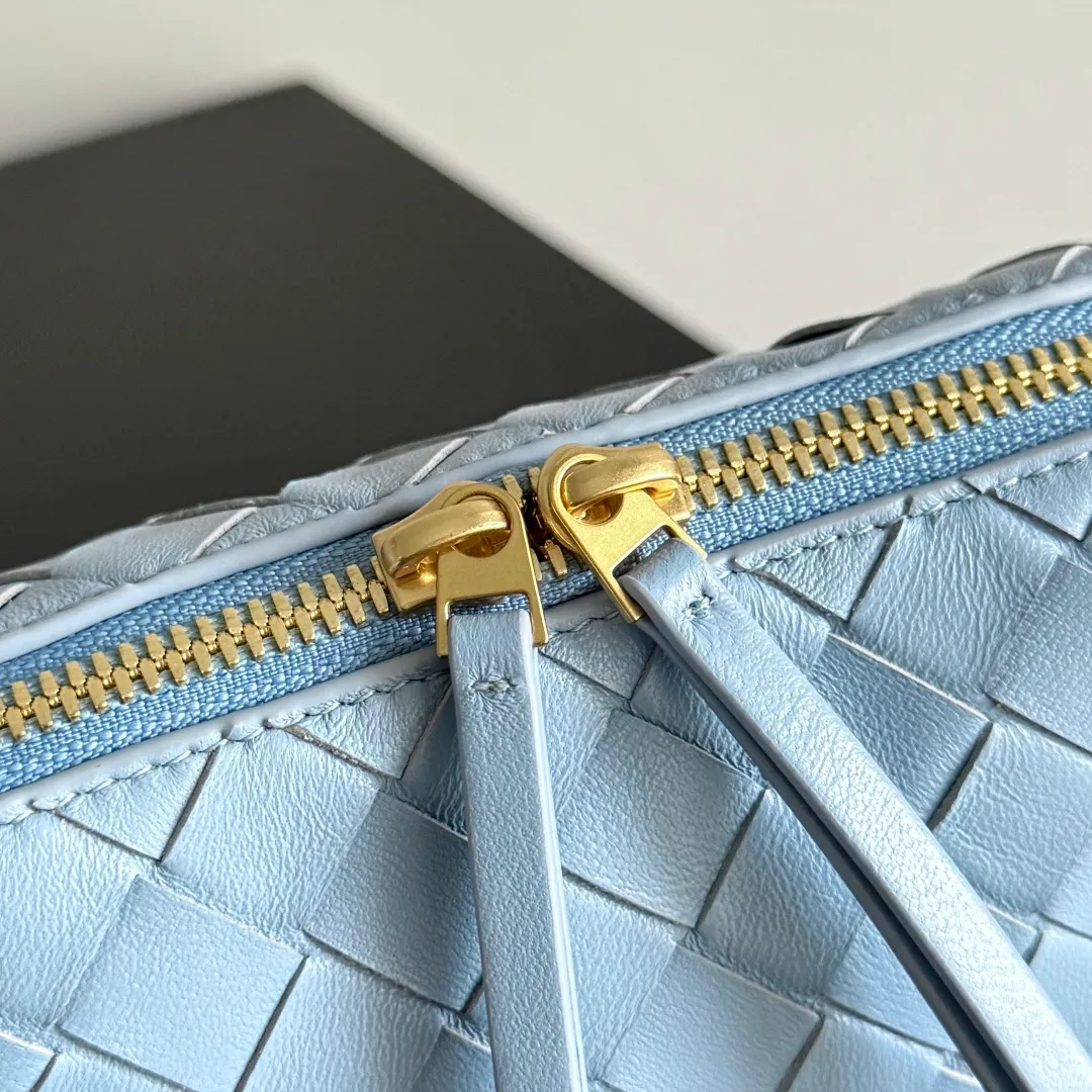 Batch 1260 BV new mini bag ceiling Bottegaveneta new Concert Pouch bag is small and has a large capacity. It can hold a Pro max mobile phone. The shoulder strap is adjustable for cross-body carry. It is very cost-effective when carried on one shoulder. The latest small bag in autumn has a lot of capacity. It can hold 4 short clips. I also tried it and it can hold one of my fists. It is cute, the capacity is touching and the length of the shoulder strap is adjustable for daily commuting. Full score 10 #bv woven bag Style number: 794258 Size: 18.5*11.5*8.5cm